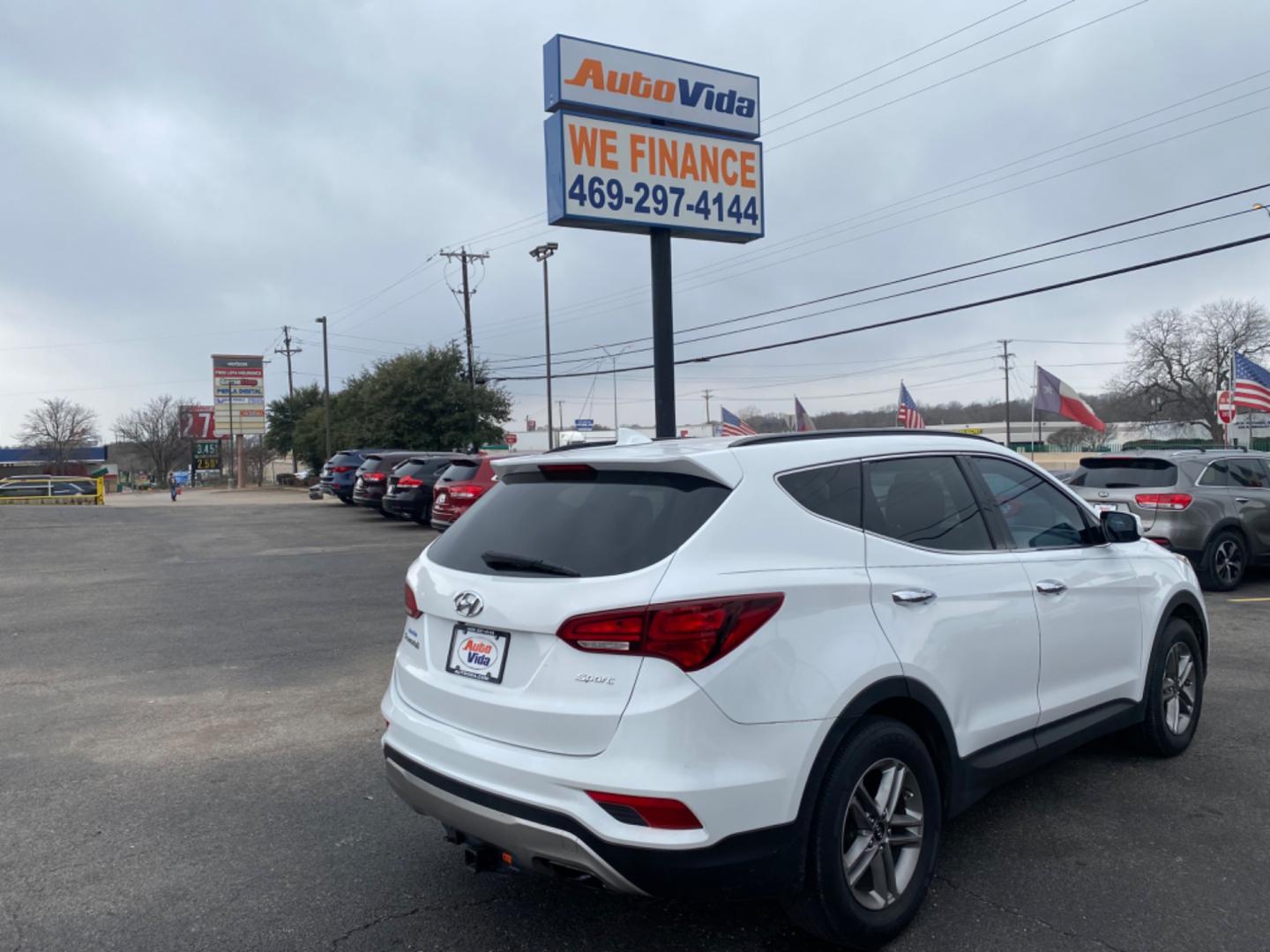 2017 WHITE Hyundai Santa Fe Sport 2.4 FWD (5XYZU3LB8HG) with an 2.4L L4 DOHC 16V engine, 6A transmission, located at 420 I-35E, Lancaster, TX, 75146, (469) 297-4144, 32.593929, -96.823685 - Photo#3